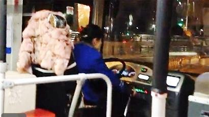 公交女司機因母親突患病開車打電話遭罰停駕一月