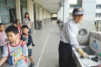 臺(tái)南阿公義務(wù)刷小學(xué)洗手臺(tái)12年孫子稱很光榮