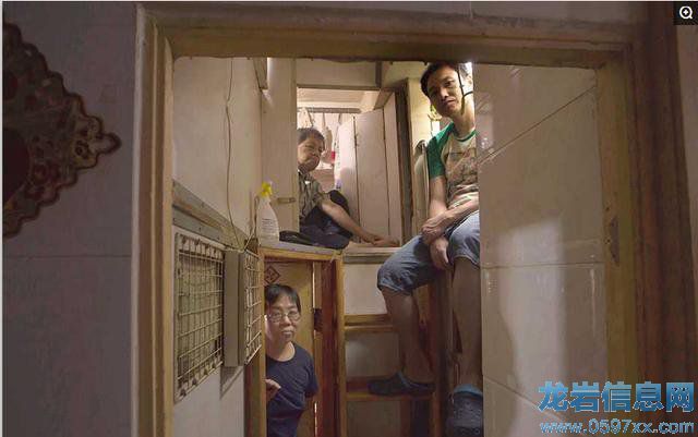 香港回歸20年,香港“棺材房” 24戶共用一個馬桶