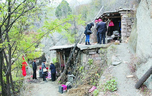 老哥倆雙雙殘疾蝸居山洞17年沒用過電