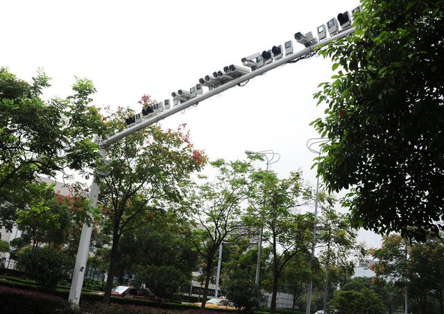 北京上海多個(gè)路口現(xiàn)“葡萄架”密集攝像頭