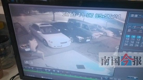男子正在砸車。(監控錄像翻拍)