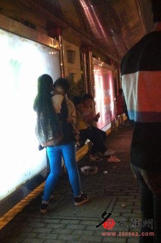 小學生公交站臺跪地求愛 網友笑稱情何以堪