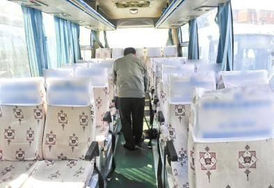 大巴車司機(jī)怕扣分拒停車 小伙內(nèi)急拉在車上