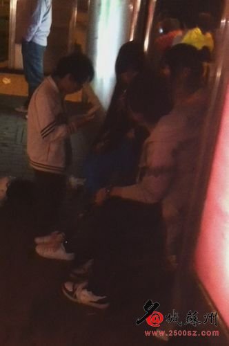 小學生公交站臺跪地求愛摟抱 同學鼓掌祝賀(圖)