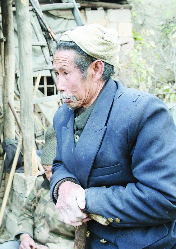 老哥倆雙雙殘疾蝸居山洞17年沒用過電