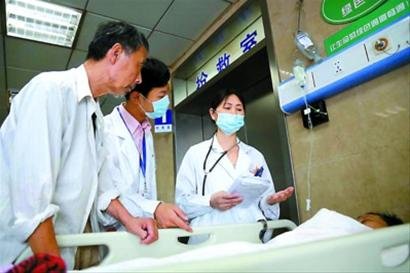 上海女醫(yī)生被病人刺傷后看心理醫(yī)生 同事買(mǎi)棍防身