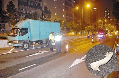 港女子吵架后沖出馬路慘遭輾斃男友當場被嚇傻(圖)