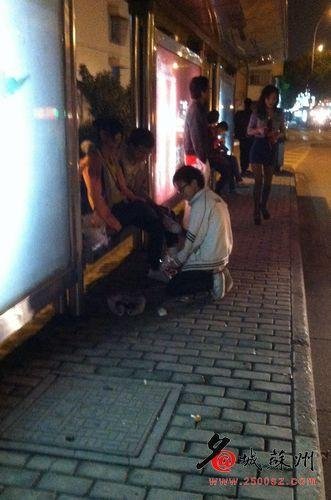 小學生公交站臺跪地求愛 網友笑稱情何以堪