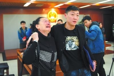女服務員醉酒伴舞摔倒身亡 家屬起訴勸酒客人