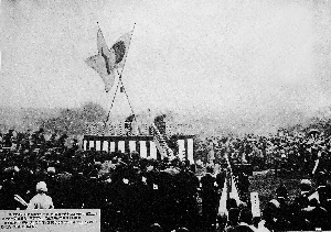炸彈爆炸后,日軍“淞滬戰役祝捷大會”檢閱臺的情景。供圖/FOTOE