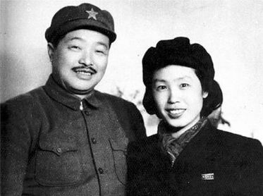 賀龍元帥與夫人薛明。