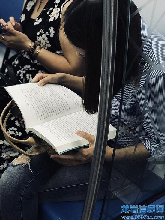 夜班車上讀書人,她讀《哈佛商學(xué)院人格魅力修煉課》。