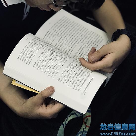 他打著哈欠,幾乎將頭埋進(jìn)了這本《時(shí)間簡(jiǎn)史》。