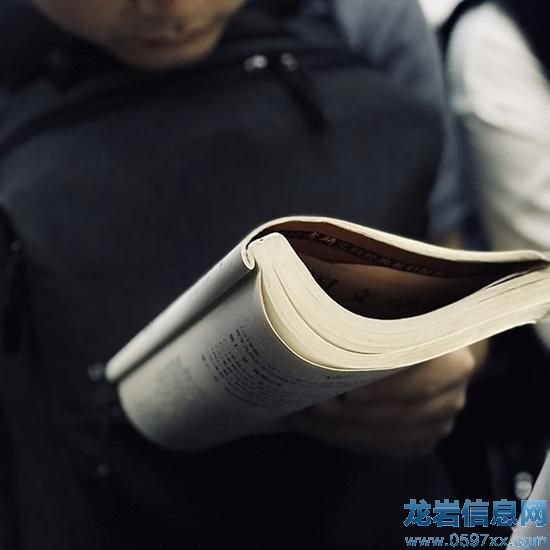 上班族讀考研書,誰知道他內(nèi)心經(jīng)歷了怎樣的道路?