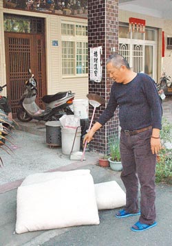 情緒失控少年跳樓輕生警員拿3抱枕救回一命(圖)