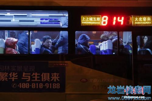 資料圖:814路城際公交連續不斷地將人們運往北京。王駿 攝
