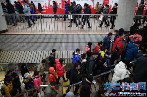 資料圖:北京地鐵一號線大望路站內人頭攢動。王駿 攝