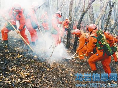 參戰(zhàn)官兵在對地下火進行挖掘清理。